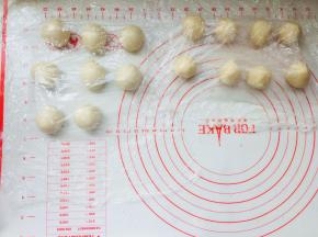 将油酥与油皮分别按量分成小团。油皮25克左右，油酥15克左右。分好后覆盖保鲜膜松弛15分钟。