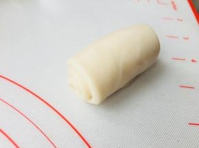 从上往下将它卷起来。盖保鲜膜松弛15分钟。
