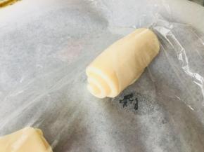 再次卷起来，该保鲜膜松弛15分钟。这时候制作内馅，用豆沙包裹住蛋黄，蛋黄与豆沙的克数不超过35克即可。