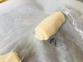 再次卷起来，该保鲜膜松弛15分钟。这时候制作内馅，用豆沙包裹住蛋黄，蛋黄与豆沙的克数不超过35克即可。