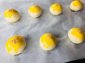 将包好的蛋黄酥放置于烤盘上，刷蛋黄液，撒芝麻。烤箱160度，25至30分钟。具体温度与时间感觉自己烤箱脾气酌情增减。