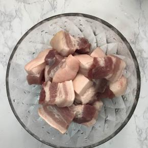 将五花肉切成麻将大小，清洗干净。