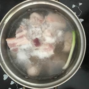 锅中加入适量清水，将五花肉放入，加入适量料酒，葱段。煮开后将五花肉捞出，将血沫清洗干净沥干备用。