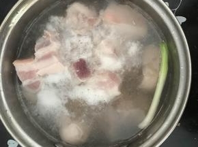 锅中加入适量清水，将五花肉放入，加入适量料酒，葱段。煮开后将五花肉捞出，将血沫清洗干净沥干备用。