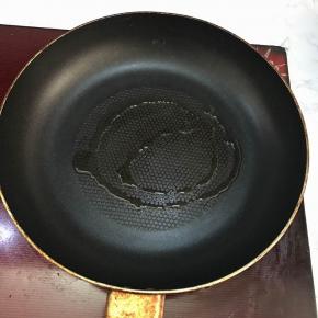 取一平底锅，热锅，加入少许油