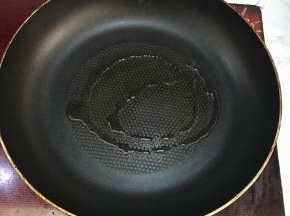 取一平底锅，热锅，加入少许油