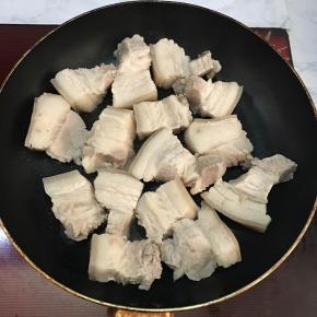 将五花肉放入，煎至两面微黄，煎到出油（后来看了说明书才知道，黑乐砂锅可以炒菜，其实是可以直接在黑乐砂锅里面操作这一步的）。