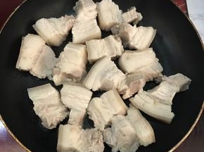 将五花肉放入，煎至两面微黄，煎到出油（后来看了说明书才知道，黑乐砂锅可以炒菜，其实是可以直接在黑乐砂锅里面操作这一步的）。