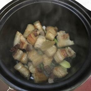 将煎好的五花肉放入砂锅中，加入香叶，八角，冰糖。