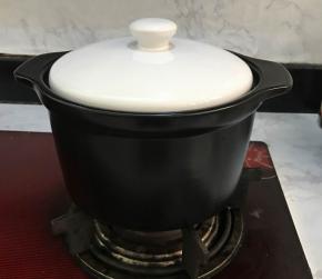 盖上锅盖，小火炖煮1个小时。