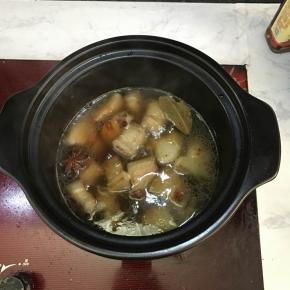 倒入料酒，加入适量开水，将五花肉覆盖住即可。