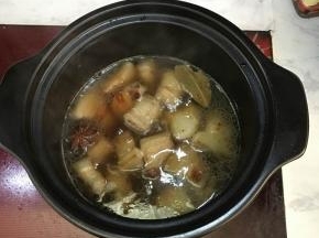 倒入料酒，加入适量开水，将五花肉覆盖住即可。