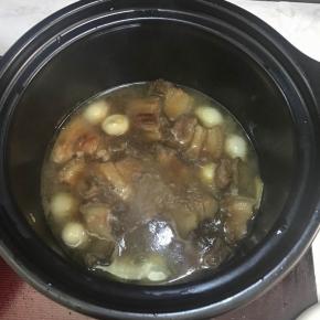 1个小时后，掀盖加入老抽，生抽，可以根据喜好看是否加入鹌鹑蛋。
转中火收汁，待汤汁变浓稠即可熄火。