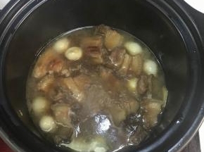 1个小时后，掀盖加入老抽，生抽，可以根据喜好看是否加入鹌鹑蛋。
转中火收汁，待汤汁变浓稠即可熄火。