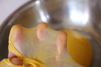 称量好所有材料备用，把除黄油以外的其他材料放入面包机中揉成光滑的面团，加入黄油继续揉至完全阶段