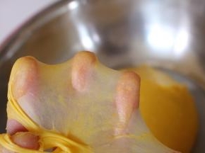 称量好所有材料备用，把除黄油以外的其他材料放入面包机中揉成光滑的面团，加入黄油继续揉至完全阶段