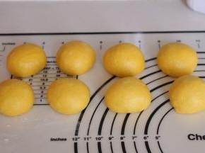 等分8份，揉圆松弛10分钟