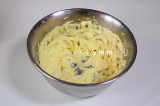 分两次加入玉米油打发到体积变大  颜色变浅