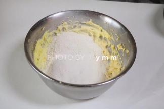 加入过筛两次的低粉和玉米淀粉～打蛋器搅拌几下后开一档打发均匀