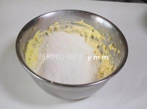加入过筛两次的低粉和玉米淀粉～打蛋器搅拌几下后开一档打发均匀