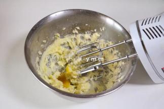 一个鸡蛋分3到4次加入   每一次加入都要充分打发到蛋液充分吸收了再加下一次