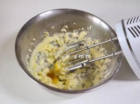 一个鸡蛋分3到4次加入   每一次加入都要充分打发到蛋液充分吸收了再加下一次