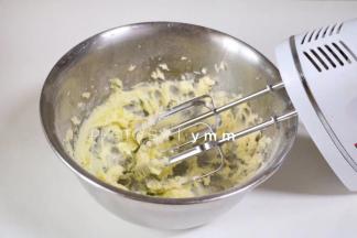 打发到颜色变浅  