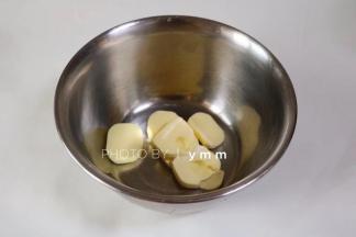 黄油软化到手指头轻轻一按就是一个指头印就好了