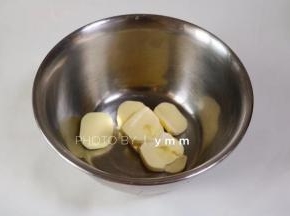 黄油软化到手指头轻轻一按就是一个指头印就好了