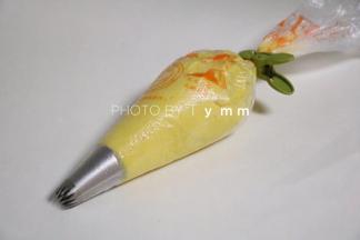 装入裱花袋～装上自己喜欢的任意裱花嘴～