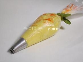 装入裱花袋～装上自己喜欢的任意裱花嘴～