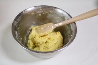 刮刀将周围的刮下来