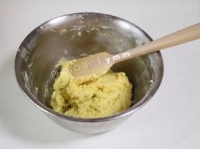 刮刀将周围的刮下来