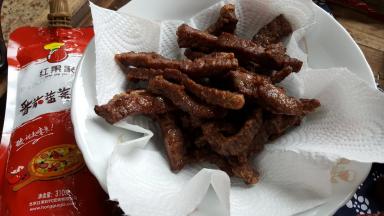 炸好后将牛里脊肉放在厨房纸上吸去多余的油脂。