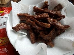 炸好后将牛里脊肉放在厨房纸上吸去多余的油脂。