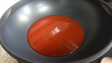 炒锅中不加油，直接倒入调好的酱汁中，小火加热。