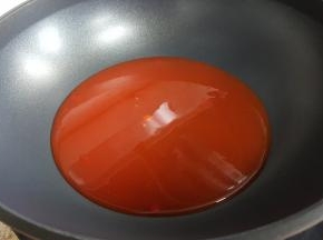炒锅中不加油，直接倒入调好的酱汁中，小火加热。