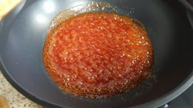 直到加热至酱汁有些收浓为止。