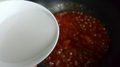 加入适量的水淀粉是汤汁收浓一些， 这时可以加入一些熟的植物油在里面色泽会更漂亮。