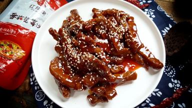 炒好后装盘，上面撒一些熟的白芝麻进行装饰，糖醋里脊就做好了。