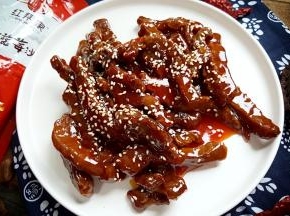 炒好后装盘，上面撒一些熟的白芝麻进行装饰，糖醋里脊就做好了。
