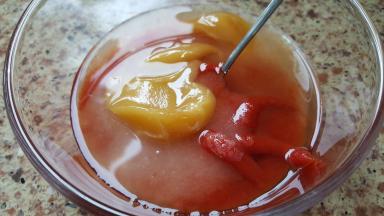 首先称量番茄蓝莓沙司100克放在容器中。再加入50克白砂糖绵白糖也可以，加入50克蜂蜜，加入白醋50克，最好是酿造白醋。