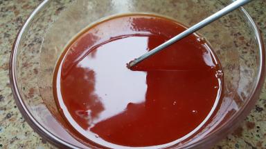 把所有的酱汁材料混合均匀，备用。