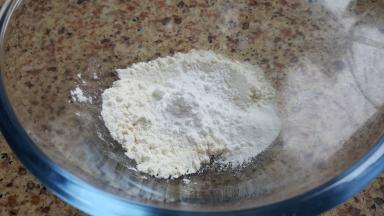 另找一个容器，加入面粉15克，玉米淀粉5克，泡打粉2~3克混合均匀备用。