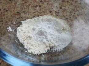 另找一个容器，加入面粉15克，玉米淀粉5克，泡打粉2~3克混合均匀备用。