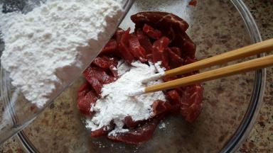 把混合好的粉类加入牛里脊中，用筷子搅均匀。