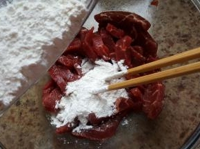把混合好的粉类加入牛里脊中，用筷子搅均匀。