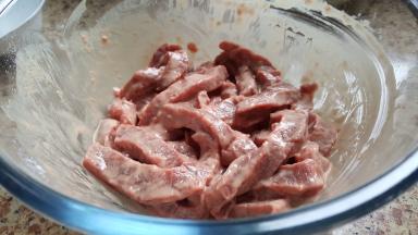 如果搅匀后比较干的话，可以适当的加入蛋清或清水。