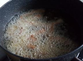逐条放入裹好面糊的牛里脊肉进行煎炸。