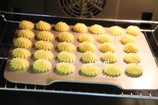 挤在不粘烤盘上～烤箱200度预热  180度烤20分钟